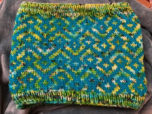 Load image into Gallery viewer, Here's Looking at You Cowl Knitting PATTERN colorwork fair isle