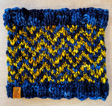 Load image into Gallery viewer, SUPER Find Your Way Cowl super bulky knitting PATTERN