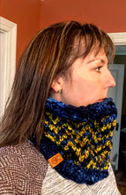 Load image into Gallery viewer, SUPER Find Your Way Cowl super bulky knitting PATTERN